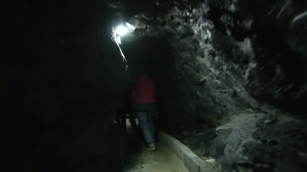 Περπάτημα σε μια υπόγεια σπηλιά — Αρχείο Βίντεο
