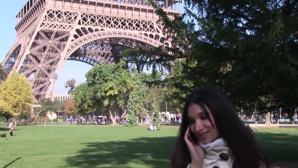 Mulher hispânica ao telefone — Vídeo de Stock