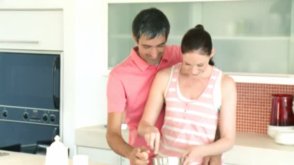 Молодая счастливая пара на кухне — стоковое видео