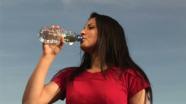 妇女饮水 — 图库视频影像