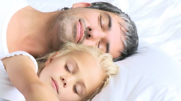 Vater und Tochter schlafen in einem Bett — Stockvideo