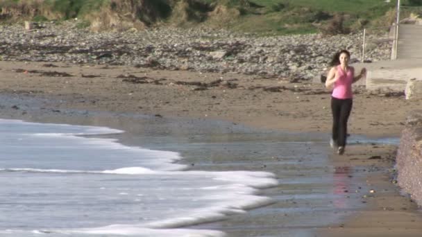 Mulher correndo na praia — Vídeo de Stock