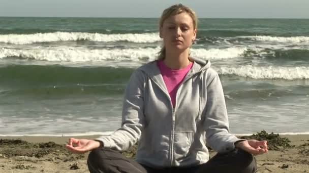 Relaxamento Feminino na Praia — Vídeo de Stock