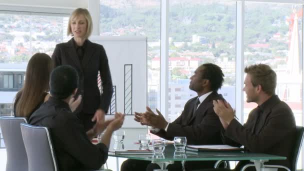 Businesswoman explaining business results to her team — Stock Video