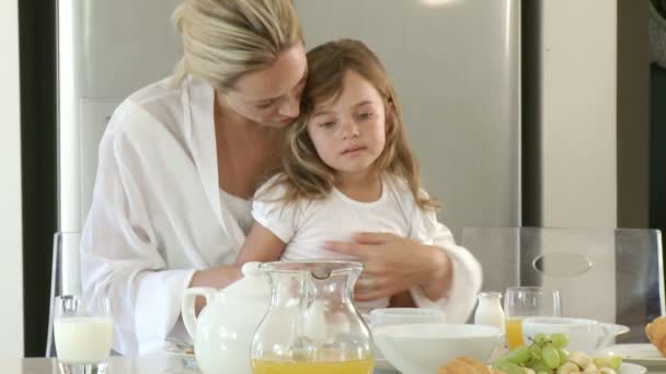 Kärleksfull mor med dotter äter frukost — Stockvideo