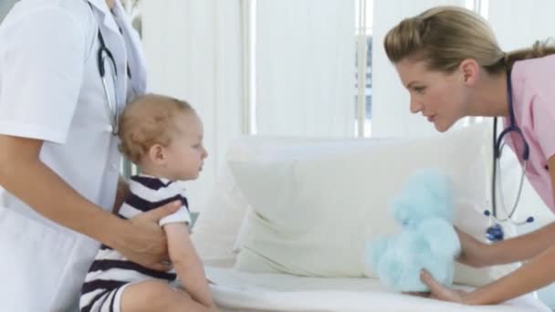 Hospital personnel with a baby — Stock Video