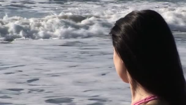 Hermosa mujer en la playa — Vídeos de Stock