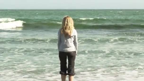 Frau entspannt sich am Strand — Stockvideo