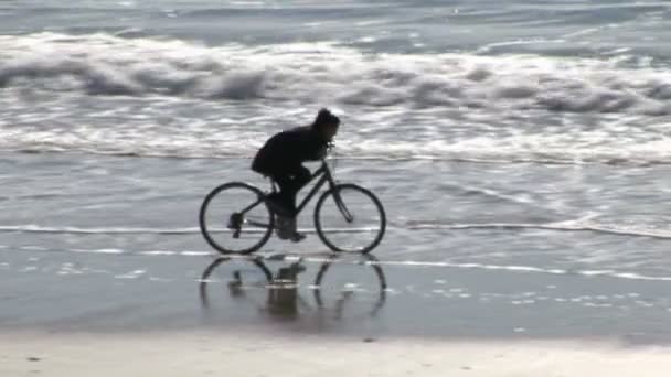 Fietsen op een strand — Stockvideo