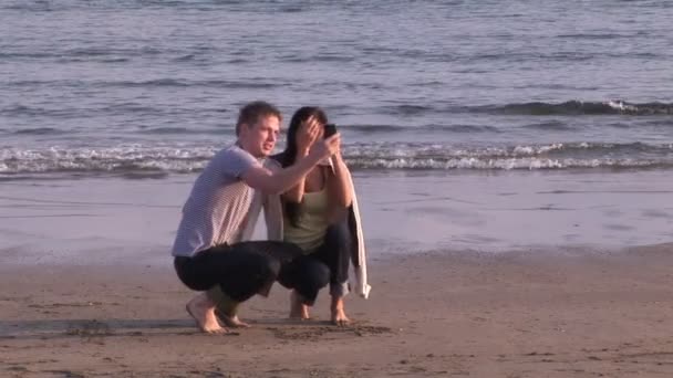 Dos personas juntas en la playa — Vídeos de Stock