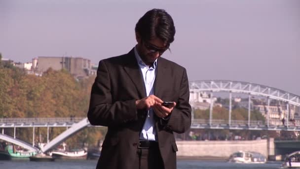 Işadamı Paris'te açık havada — Stok video
