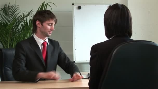 Collega's elkaar te helpen — Stockvideo