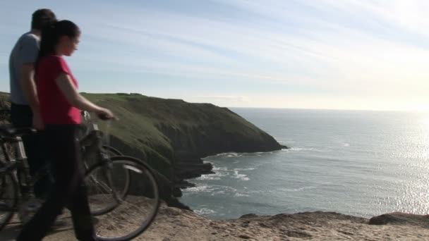 Duas pessoas olhando para Cliff — Vídeo de Stock