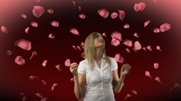 Femme regardant des roses — Video