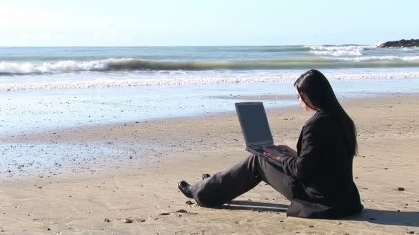 Mujer de negocios trabajando al aire libre — Vídeos de Stock