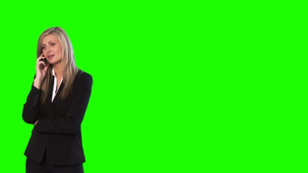 Grön skärm bilder av en affärskvinna på telefonen — Stockvideo