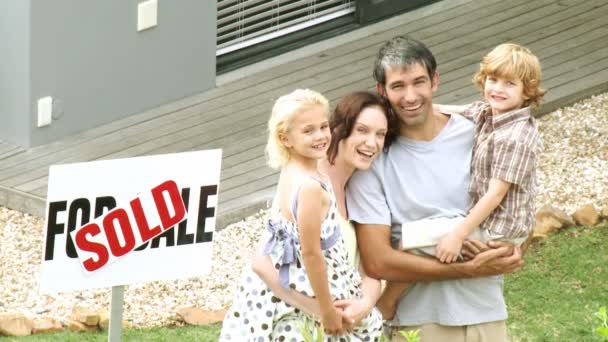 Família jovem na frente de sua casa — Vídeo de Stock