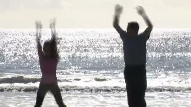 在海滩上锻炼 — 图库视频影像