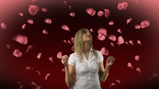 Жінка дивиться на падаючі троянди — стокове відео