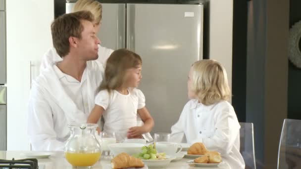 Selbstbewusste Familie isst gesundes Frühstück — Stockvideo