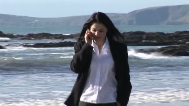 Ділова жінка працює на відкритому повітрі — стокове відео