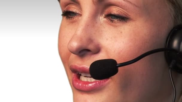 Atractiva hembra hablando y sonriendo en un auricular — Vídeo de stock