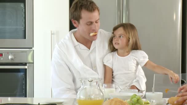 Patient Father and cranky daughter have breakfast — Stock Video