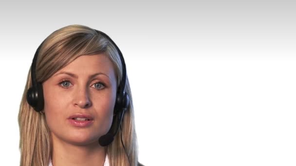 Primer plano de una atractiva mujer de negocios con auriculares — Vídeo de stock