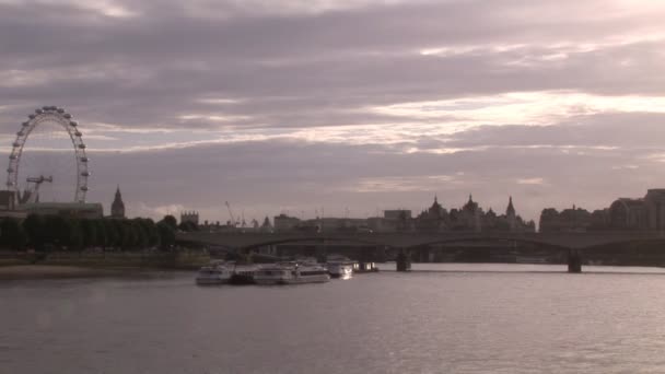 London stad en thames rivier — Stockvideo