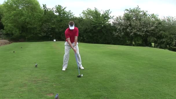 Golfte kolyesi bir adam — Stok video