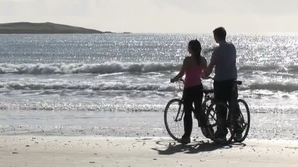 Um casal Bicicletas de equitação — Vídeo de Stock