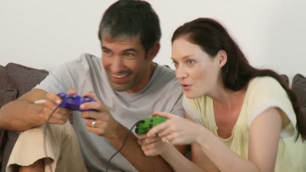Счастливая пара играет в видеоигру — стоковое видео