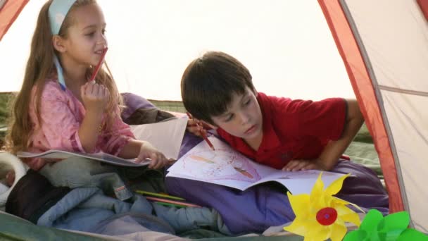 Duas crianças brincando na tenda — Vídeo de Stock