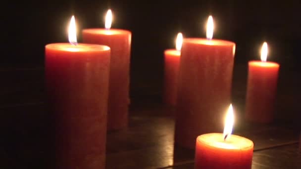 Archivaufnahmen einer brennenden Kerze — Stockvideo