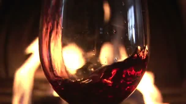 Ποτήρι κόκκινο κρασί και τα Χριστούγεννα παιχνίδ — ストック動画