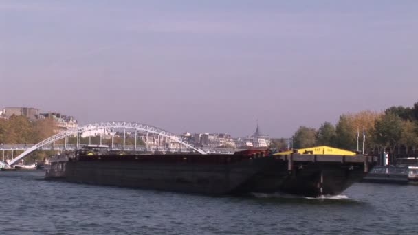 Грузовой корабль на Сене — стоковое видео