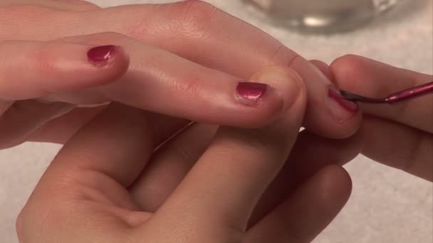 Donna che riceve una manicure — Video Stock