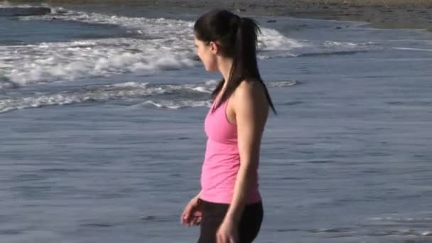 Mooie vrouw aan het strand — Stockvideo