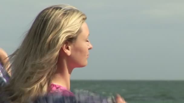 Frau entspannt sich am Strand — Stockvideo