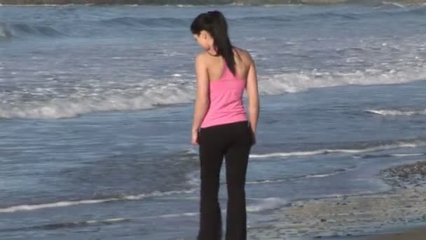 Женщина наслаждается пляжной жизнью — стоковое видео