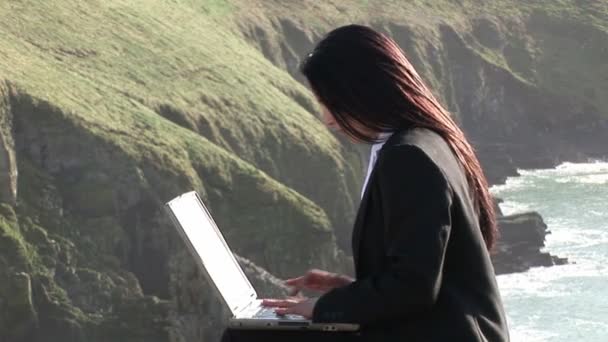 Mujer de negocios trabajando al aire libre — Vídeos de Stock