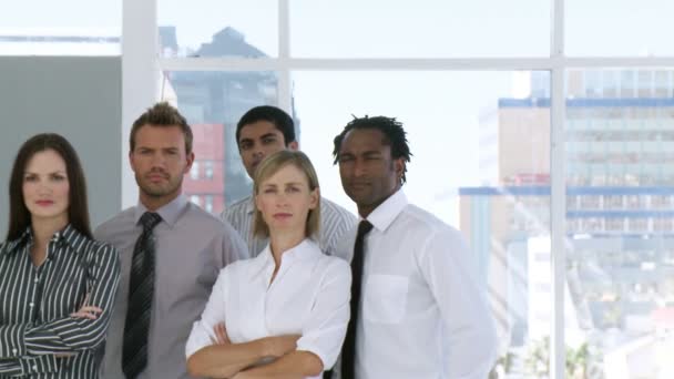 Allvarliga smart företag team på arbetsplatsen — Stockvideo