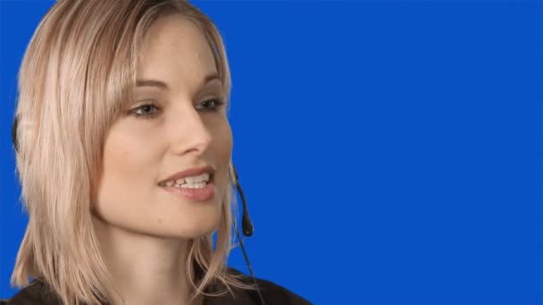 蓝色屏幕上耳机的女人 — 图库视频影像