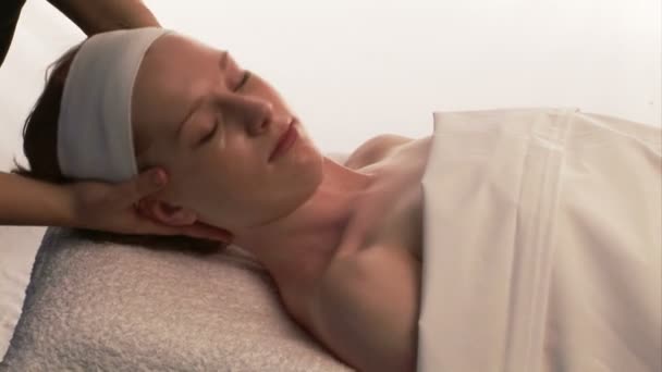 Женщина, получающая массаж лица — стоковое видео