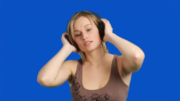 Chroma-Key-Aufnahmen einer tanzenden Frau auf grünem Bildschirm — Stockvideo