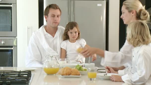 Família relaxada tomando café da manhã — Vídeo de Stock