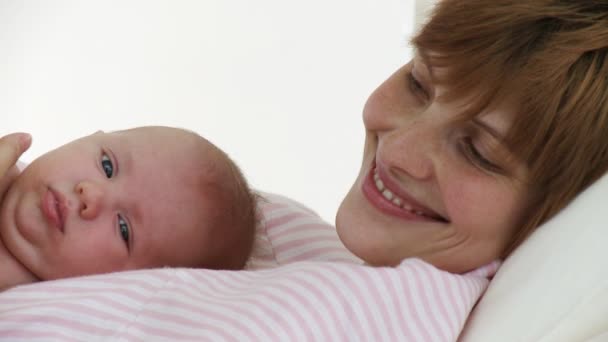 Smiling young mother with her baby in a hospital — Stock Video