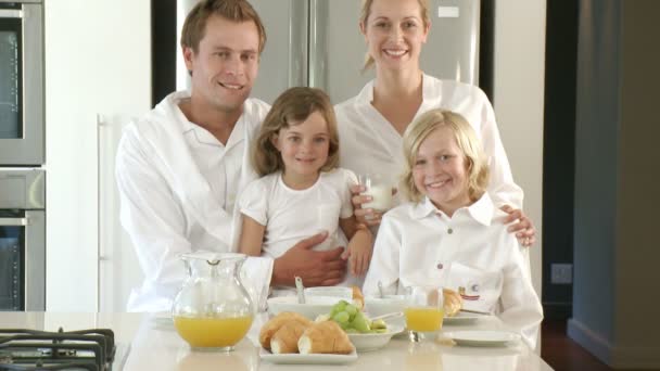 Familia en la mesa de desayuno — Vídeo de stock