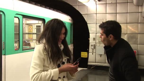 En attendant le métro de Paris — Video