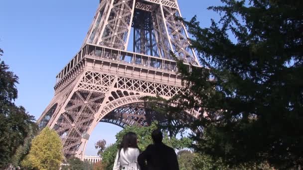 Paris'te Eyfel Kulesi'ne bakarak — Stok video